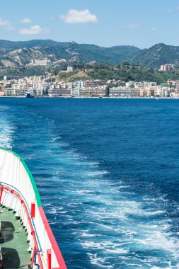 Boğazı karşısında bir araba feribot stern denizden görünümünü 