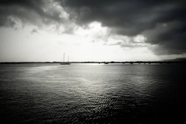 Vue spectaculaire de l'horizon sur un jour de pluie de la part du touriste — Photo