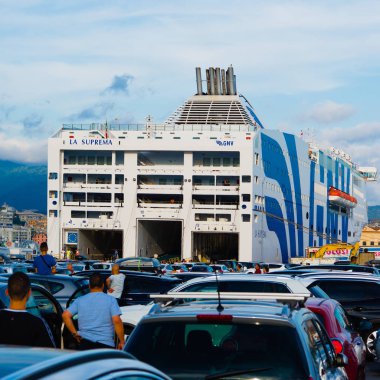 Ceneviz, İtalya ~ 11 Ağustos 2018: Yaz tatiline gitmek için feribota binmeyi bekleyen uzun kuyruk
