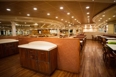 Cenova, İtalya ~ 11 Ağustos 2018: Bir yolcu gemisinde lüks bir restoranın özel manzarası