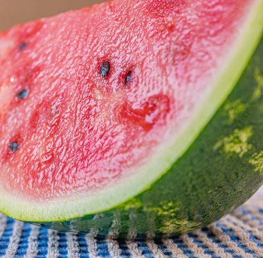 Geçmişi bulanık, taze ve temiz kesilmiş karpuz. Tazelik ve plajda yaz mevsimi kavramı. Mutfak arka planı olarak kullanışlı.