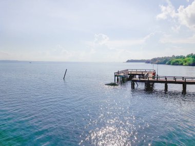 Deniz manzarası ile yeşil mavi deniz ve gökyüzü arka planı için