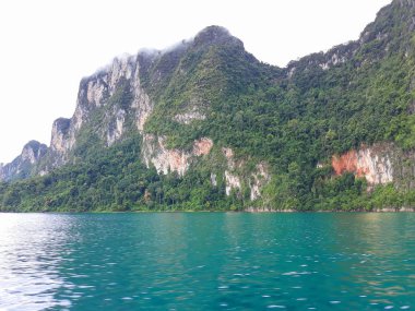 Ada ve gökyüzü Tayland yeşil mavi denize sıfır