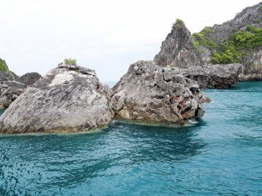 Ada ve gökyüzü Tayland yeşil mavi denize sıfır