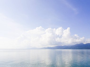 Ada ve gökyüzü Tayland yeşil mavi denize sıfır