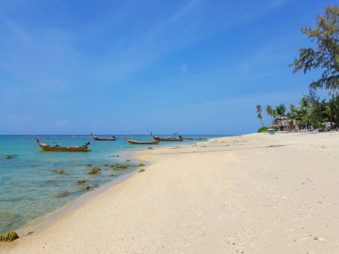 Deniz, taş, kum, bulut ve mavi gökyüzü ile Tayland beach