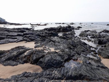 Deniz, taş, kum, bulut ve mavi gökyüzü ile Tayland beach