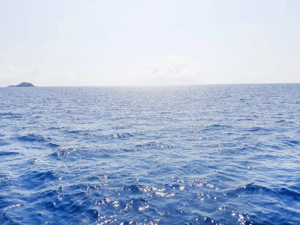 青い海と背景の空と海の風景 — ストック写真