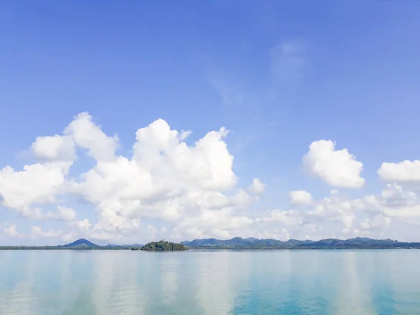 Groen Blauwe Zee Met Het Eiland Hemel Thailand — Stockfoto