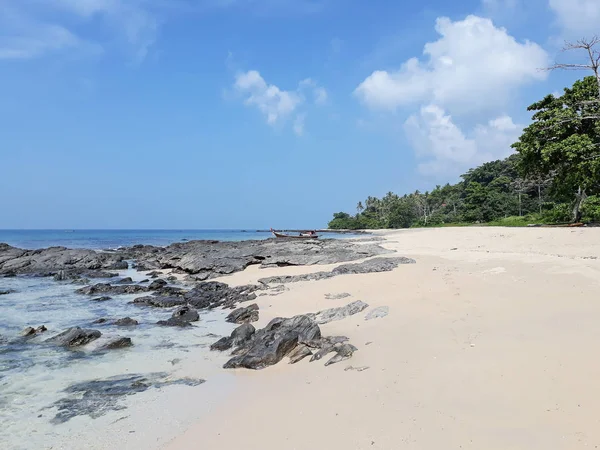 Тайский Пляж Морем Камнем Песком Облаком Голубым Небом — стоковое фото