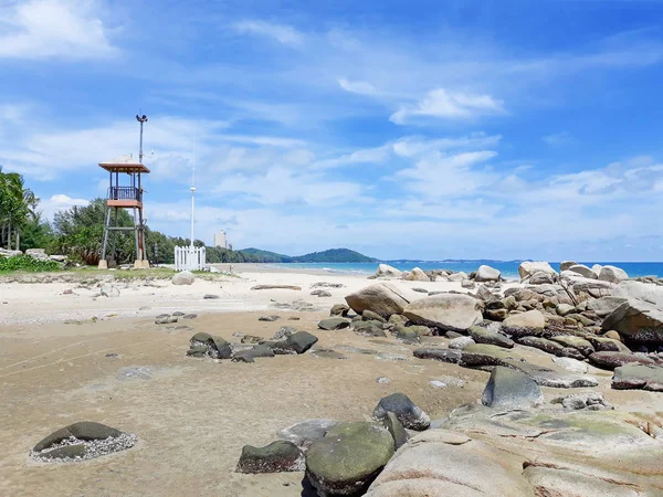 Praia Tailandesa Com Mar Pedra Areia Nuvem Céu Azul — Fotografia de Stock