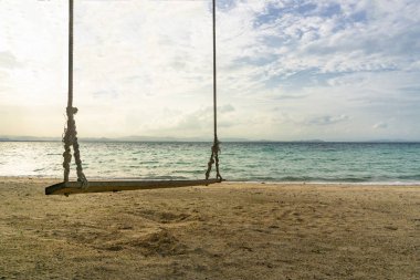 Öğleden sonra saat plajında boş salıncak koltuk
