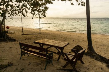 Tablo ve öğleden sonra saat içinde kum plaj sandalye