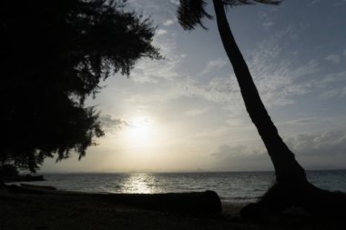 Kum, plaj ve gökyüzü günbatımı zamanında