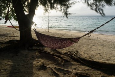 Yatak üzerinde kum plaj ikindi vaktinde salıncak.