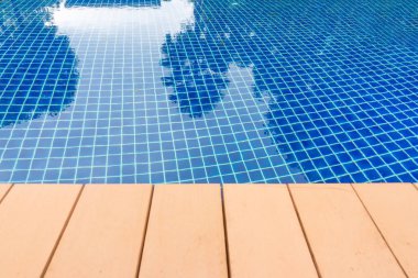 Ahşap zemin ve yüzme havuzu arka planı için