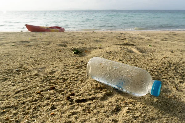 Plastikflasche Sandstrand Bei Sonnenuntergang — Stockfoto