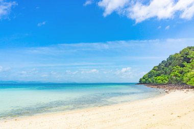 Mavi deniz ve dağ ile beyaz kum plaj