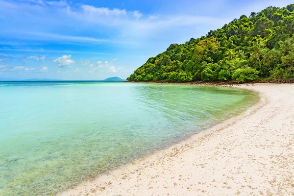 Mar azul y playa de arena blanca con montaña — Foto de Stock