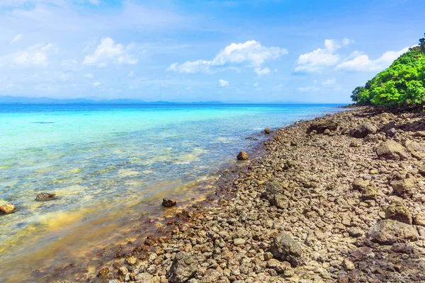 Playa de piedra azul mar y roca con cielo azul — Foto de Stock