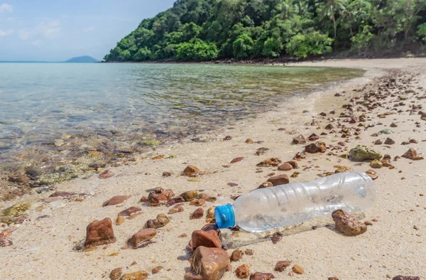 Plastikflasche am Sandstrand — Stockfoto