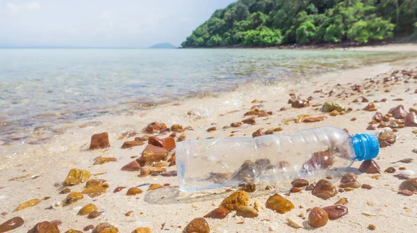Plastikflasche am Sandstrand — Stockfoto