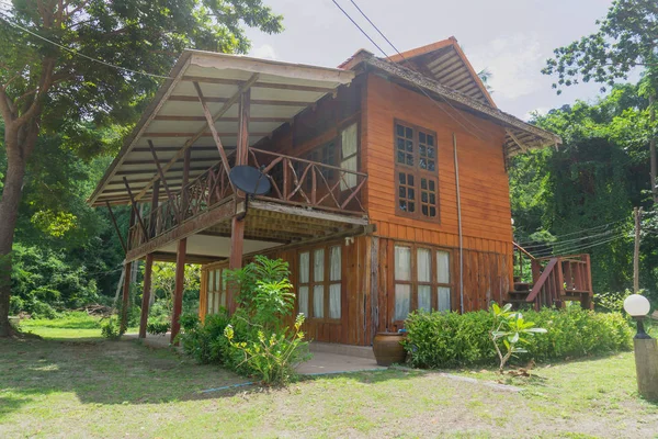 Rumah kayu dalam gaya Thailand klasik — Stok Foto