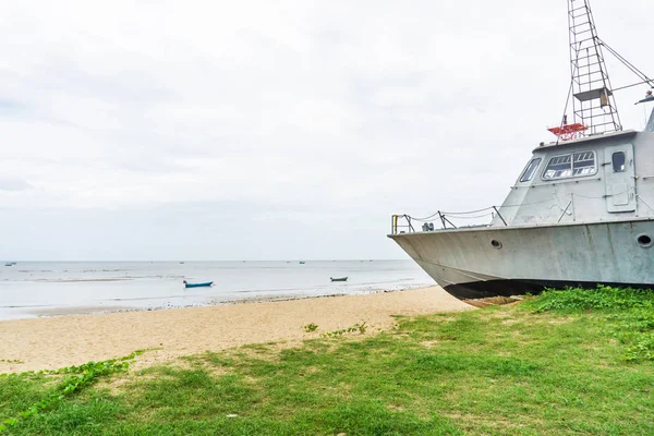 Slag bij metalen schip op zand strand — Stockfoto