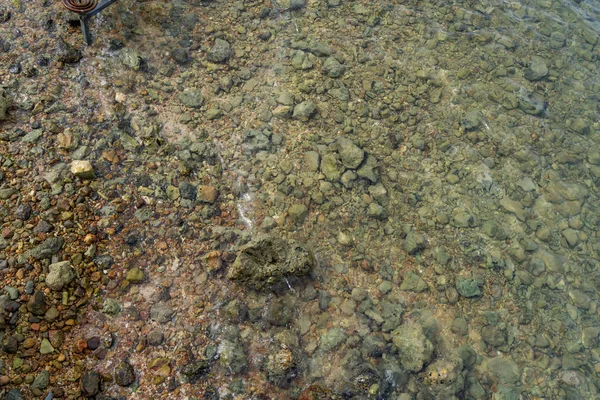 Vista superior de la superficie del agua de mar con roca — Foto de Stock