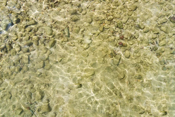 Ovanifrån av havet bevattna ytbehandlar med rock — Stockfoto