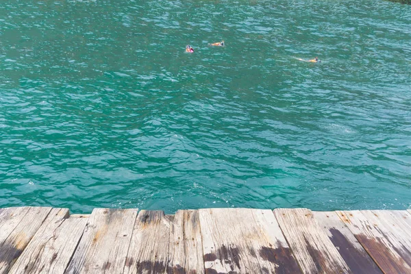 POV på flotte med snorkling i havet — Stockfoto