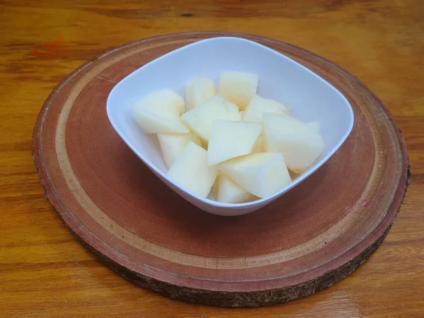 Weiße Melone Scheiben Geschnitten Einer Quadratischen Schüssel Auf Einem Holzsockel — Stockfoto