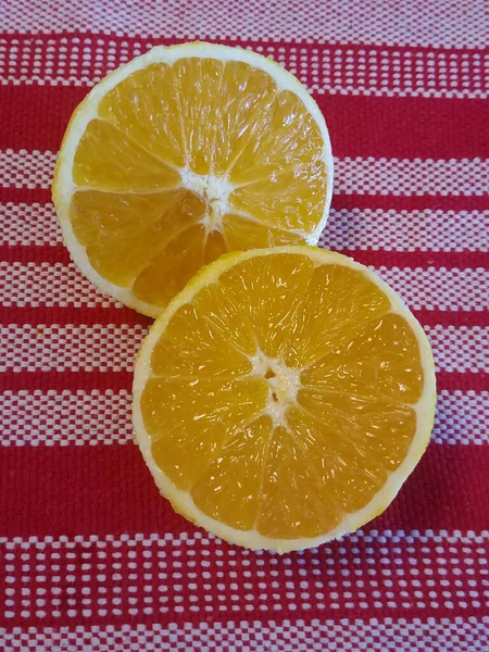 Navel Orange Coupé Sur Une Vieille Serviette — Photo