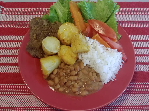 Traditionele Braziliaanse Lunchbord Met Vlees Bonen Rijst Aardappelen Wortelen Tomaten — Stockfoto