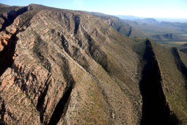 Güney Afrika 'daki Oudsthoorn yakınlarındaki Swartberg Dağları' nın jeolojik oluşumları havadan görülebiliyor.