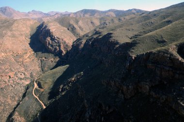 Güney Afrika 'nın Karoo' sunda Oudsthoorn yakınlarındaki Swartberg Geçidi dağları kesiyor.