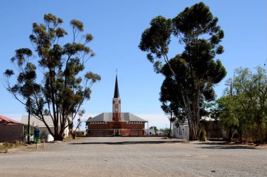 Rietbron, Güney Afrika 'nın Karoo şehrinde bir mağaza, polis merkezi ve bu heybetli kiliseden başka bir şeyi olmayan küçük bir kasabadır.