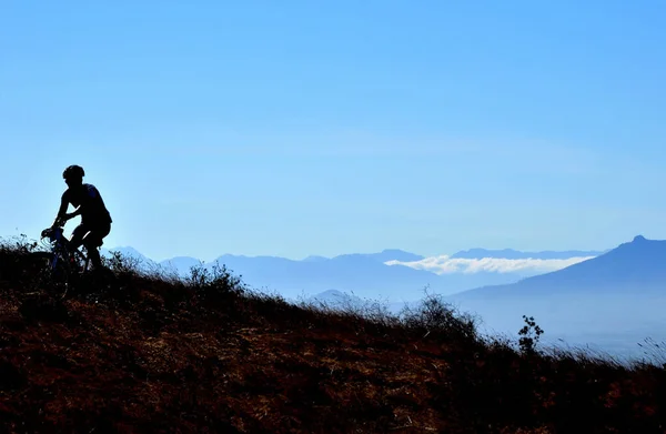 Pedalatore Mountain Bike Sagomato Salita — Foto Stock