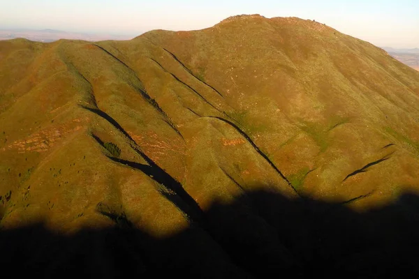 在朗格贝格山脉上空飞行 它的褶皱看起来像一张皱巴巴的绿色毛毯 — 图库照片