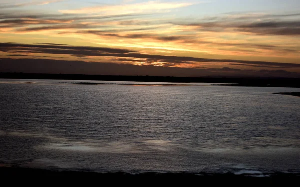 Золотой Свет Заходящего Солнца Оживляет Серебряную Воду — стоковое фото