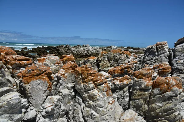 Färgglada Klippor Som Ramar Havet Nära Agulhas Där Indiska Oceanen — Stockfoto