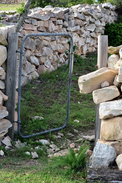 Paketlenmiş eski bir taş kraal ve eğri büğrü bir kapı sizi tarihine davet ediyor.