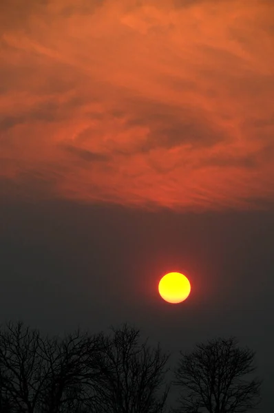 Nuvens Ardentes Ardendo Enquanto Sol Africano Desliza Para Suspenso — Fotografia de Stock