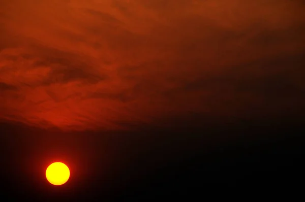 태양이 아프리카 하늘을 태우고 — 스톡 사진