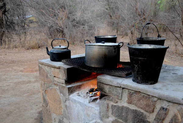 Medida Que Acerca Noche Comida Está Preparando Fuego Campamento Africano —  Fotos de Stock