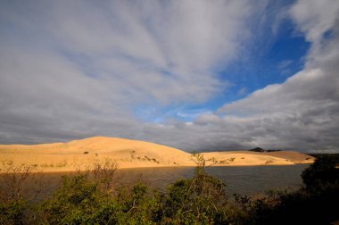 Su ve kum arasındaki mükemmel denge, Sunday Rivers Mouth, Eastern Cape, Güney Afrika 'da mükemmel bir tuval oluşturur.