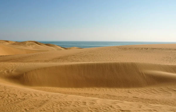 Het Gele Zand Van Namibische Woestijn Die Samenkomt Met Blauwe — Stockfoto