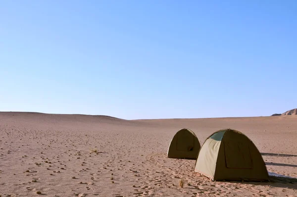 ナミブ砂漠の真ん中の無人地帯のように見える二つのテント — ストック写真