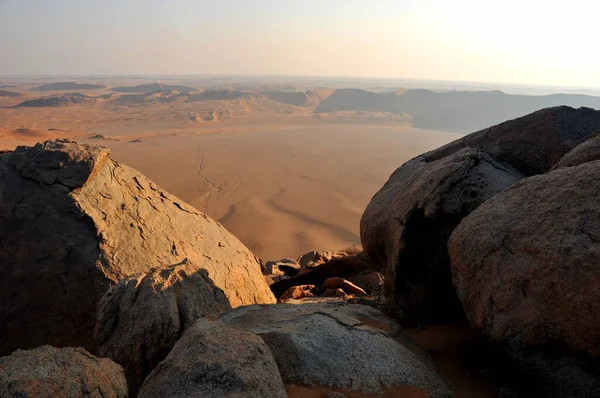 Una Finestra Rocciosa Sul Mondo Dello Spazio Infinito Del Deserto — Foto Stock