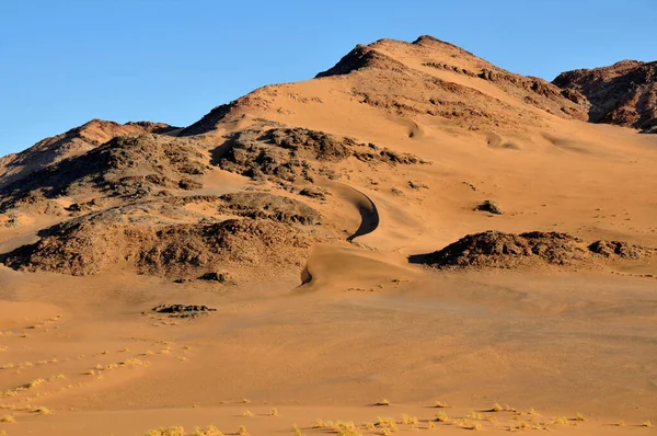 纳米布沙漠中岩石和沙子的对比 — 图库照片